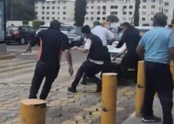 Presuntos farderos provocan escándalo en supermercado tras ser descubiertos robando