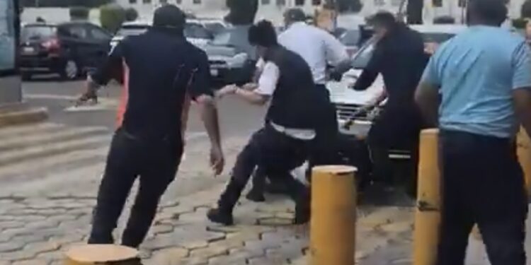 Presuntos farderos provocan escándalo en supermercado tras ser descubiertos robando