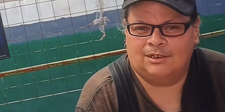 VIDEO: Vendedor de cuadros conmueve al revelar cómo reconstruyó su vida gracias al arte