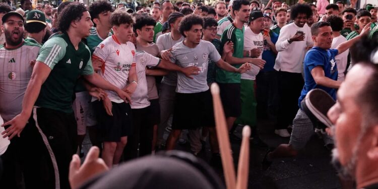 Aficionados de Argentina y Argelia protagonizan pelea en Times Square antes de su debut en el Mundial 2026