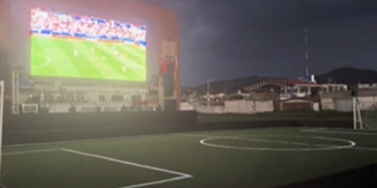 VIDEO: Instalan pantalla gigante para ver el Mundial en pueblo mágico, pero nadie llega
