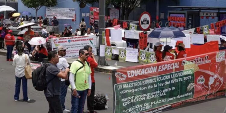 Se acaba el plantón de la CNTE en el Centro Histórico de CDMX; maestros comienzan a retirar sus casas de campaña bajo la lluvia
