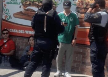 VIDEO: Aficionados de Corea del Sur son despojados de pasaportes y dinero durante escala en Celaya