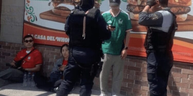 VIDEO: Aficionados de Corea del Sur son despojados de pasaportes y dinero durante escala en Celaya