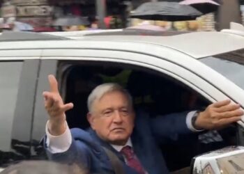 Video capta a dirigente de Morena llamando a AMLO “el peor presidente” ante aplausos de militantes