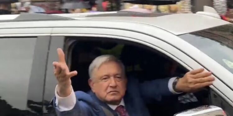 Video capta a dirigente de Morena llamando a AMLO “el peor presidente” ante aplausos de militantes