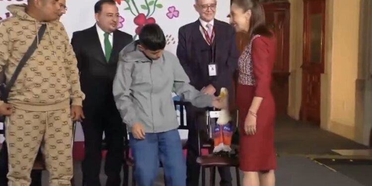 El Pato Merlín le lanza un picotazo a Claudia Sheinbaum en plena mañanera