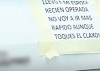 VIDEO: “No pidan menos, chicas”: hombre coloca mensaje en su coche para cuidar a su esposa recién operada