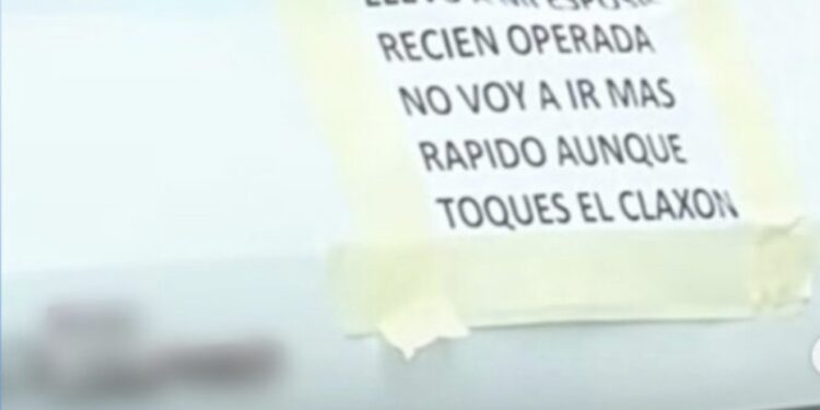 VIDEO: “No pidan menos, chicas”: hombre coloca mensaje en su coche para cuidar a su esposa recién operada