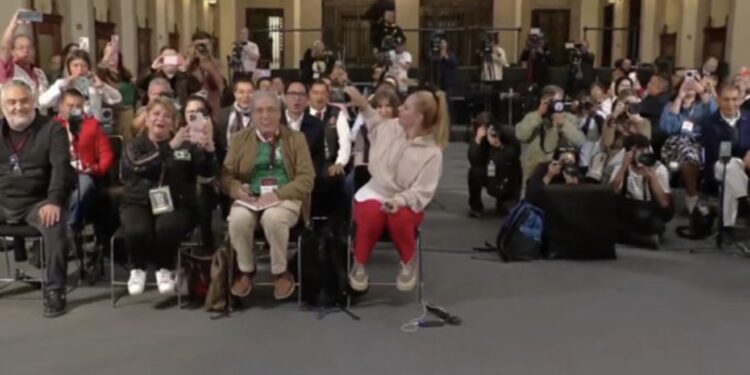 VIDEO: Prensa mexicana le canta ‘Las mañanitas’ a la presidenta Claudia Sheinbaum en su cumpleaños 64