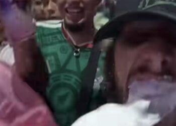VIDEO: Juanpa Zurita vive momento incomodo en el Ángel de la Independencia: aficionados le gritan “¡shot!” y le avientan espuma