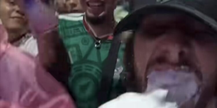 VIDEO: Juanpa Zurita vive momento incomodo en el Ángel de la Independencia: aficionados le gritan “¡shot!” y le avientan espuma