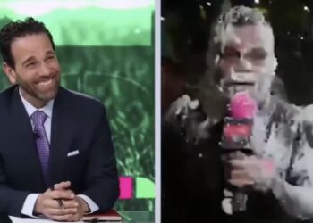 VIDEO: Periodista de Latinus termina cubierto de espuma y cargado por aficionados durante festejos por el triunfo de México