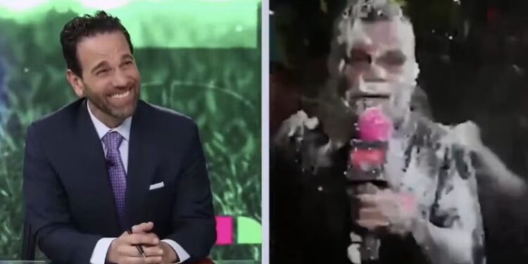 VIDEO: Periodista de Latinus termina cubierto de espuma y cargado por aficionados durante festejos por el triunfo de México