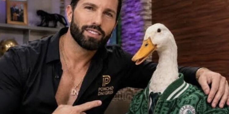 ¿Se lo vendieron en 800 mil pesos? El pato Merlín llega a las manos de Poncho de Nigris en Monterrey