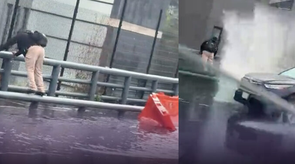 VIDEO: Joven intenta pasar con cuidado para no mojarse y automovilista lo baña en CDMX