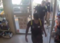 VIDEO: Les niegan la entrada a un Oxxo a Bomberos por llegar sucios tras atender una emergencia