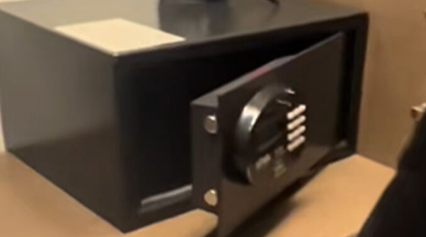 VIDEO: Mujer confunde la caja fuerte de un hotel con un microondas e intenta calentar su sopa