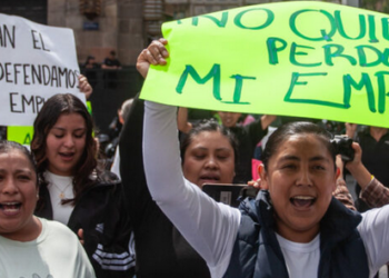 Comerciantes realizan bloqueo para exigir que quiten los bloqueos del Centro Histórico de CDMX