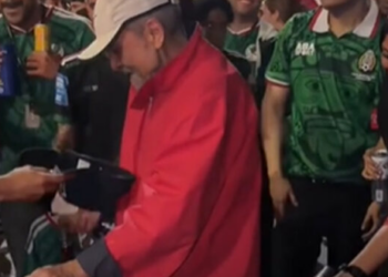 Aficionados mexicanos hacen “coperacha” para ayudar a un vendedor durante los festejos por el triunfo ante Chequia