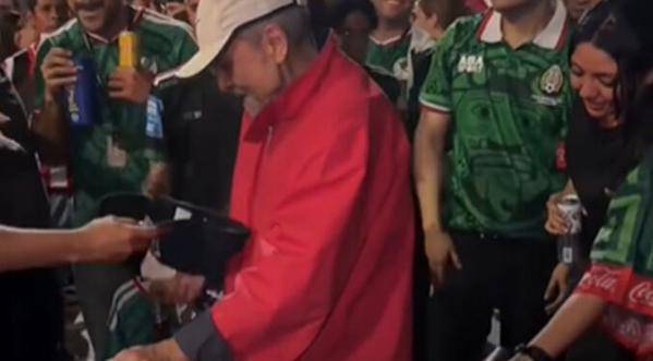 Aficionados mexicanos hacen “coperacha” para ayudar a un vendedor durante los festejos por el triunfo ante Chequia