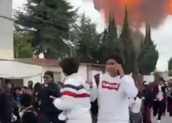 Captan el momento en que joven SALVA a niña durante explosión de 4 pipas