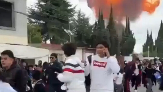 Captan el momento en que joven SALVA a niña durante explosión de 4 pipas