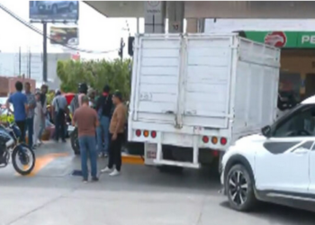 Maestros de la CNTE toman gasolineras y regalan 10 litros por vehículo y 5 por motocicleta
