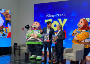 Disney y Farmacias Similares lanzan simipeluches de Toy Story; Woody y Buzz ya están disponibles en México
