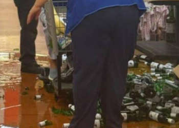 VIDEO: Mujer de la tercera edad pierde el control de su carrito eléctrico y rompe muchas botellas de whisky en Walmart