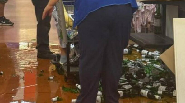 VIDEO: Mujer de la tercera edad pierde el control de su carrito eléctrico y rompe muchas botellas de whisky en Walmart