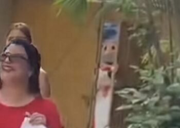 Padre llega vestido de Dr. Simi a la graduación de su hija y conmueve a miles en redes sociales