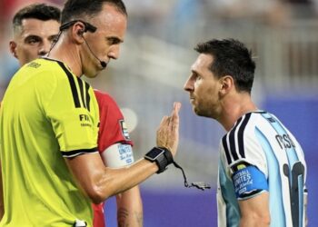 Lionel Messi explota contra el árbitro en pleno Argentina vs Suiza: «Háblame bien, no me faltes el respeto»