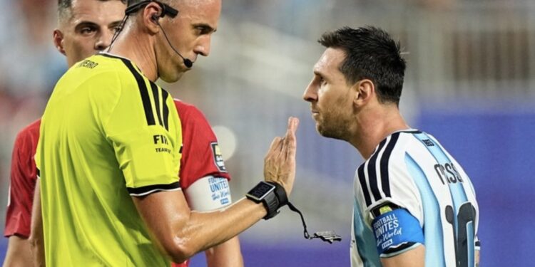 Lionel Messi explota contra el árbitro en pleno Argentina vs Suiza: «Háblame bien, no me faltes el respeto»