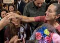 Claudia Sheinbaum llega a Nueva York para la final del Mundial 2026 y es recibida por migrantes con mariachis