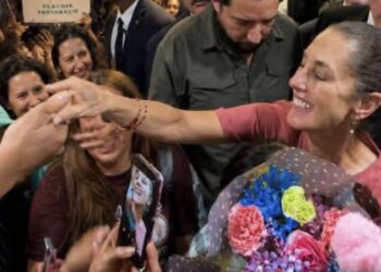 Claudia Sheinbaum llega a Nueva York para la final del Mundial 2026 y es recibida por migrantes con mariachis