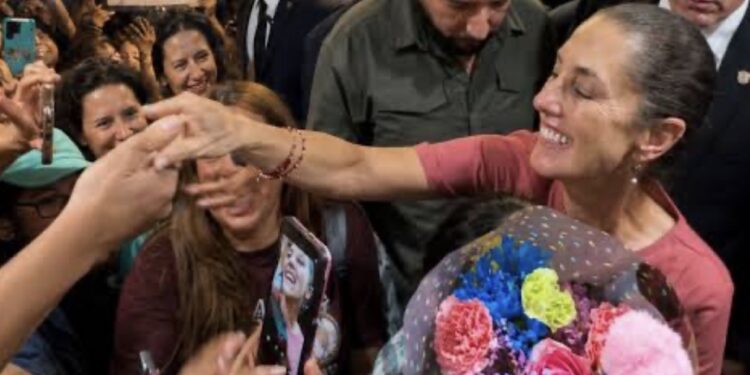Claudia Sheinbaum llega a Nueva York para la final del Mundial 2026 y es recibida por migrantes con mariachis
