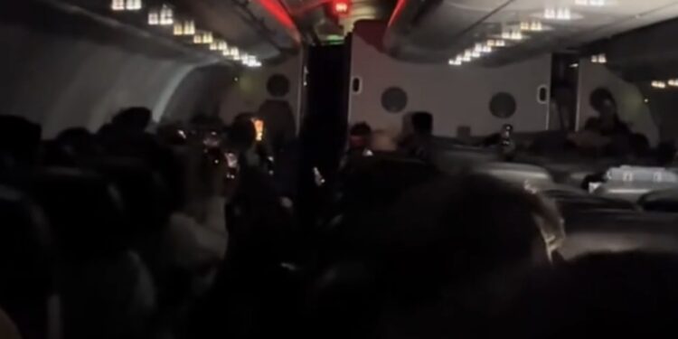 VIDEO: Piloto hace creer a pasajeros que Argentina ganó el Mundial 2026 y el video se vuelve viral