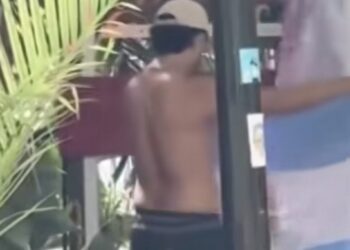Captan a aficionados retirando una bandera de México para colocar la de Argentina en restaurante de Playa del Carmen