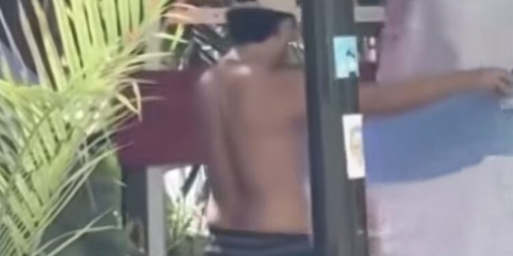 Captan a aficionados retirando una bandera de México para colocar la de Argentina en restaurante de Playa del Carmen
