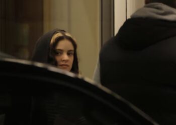 Rosalía llega a Argentina tras la polémica del Mundial; solo una fan la recibió en su hotel