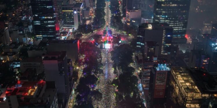 Fallecen 2 aficionados en festejos en el Ángel de la Independencia por el pase de México