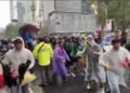 Aficionados dan portazo en el Ángel de la Independencia y burlan filtros de seguridad