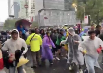 Aficionados dan portazo en el Ángel de la Independencia y burlan filtros de seguridad