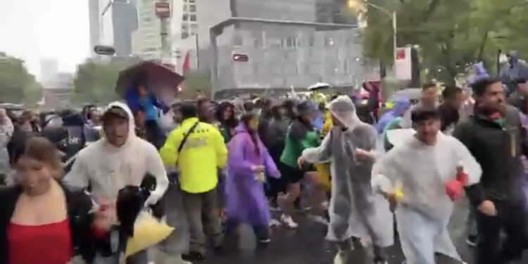Aficionados dan portazo en el Ángel de la Independencia y burlan filtros de seguridad
