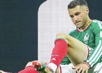 Santiago Giménez sale lesionado ante Inglaterra y enciende las alarmas en México