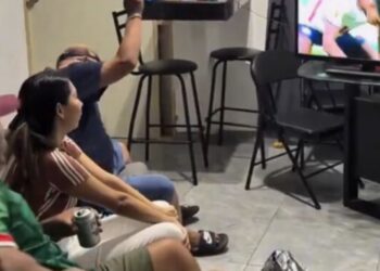 Aficionado dispara contra su televisor tras la eliminación de México y el video se vuelve viral