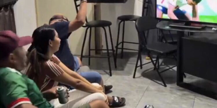 Aficionado dispara contra su televisor tras la eliminación de México y el video se vuelve viral