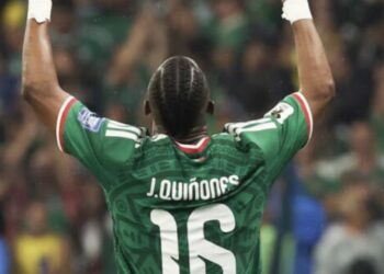 Pasajeros reciben entre aplausos a Julián Quiñones tras su actuación con la Selección Mexicana