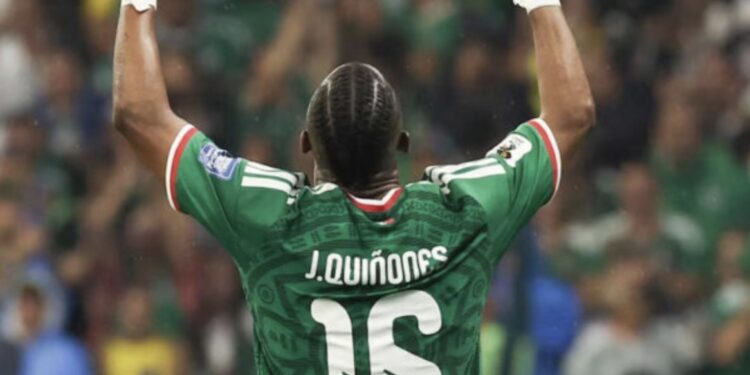 Pasajeros reciben entre aplausos a Julián Quiñones tras su actuación con la Selección Mexicana
